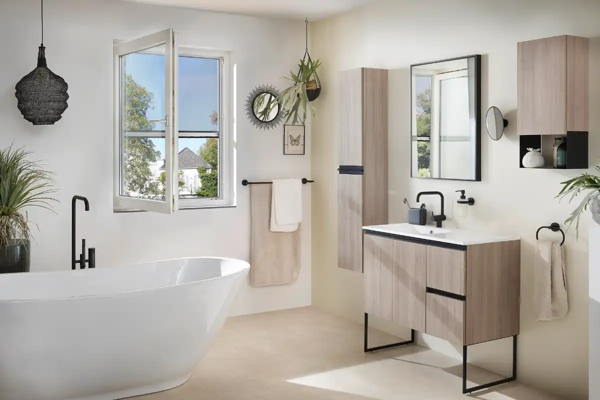 Modernes Badezimmer mit freistehender Badewanne und geöffnetem Fenster