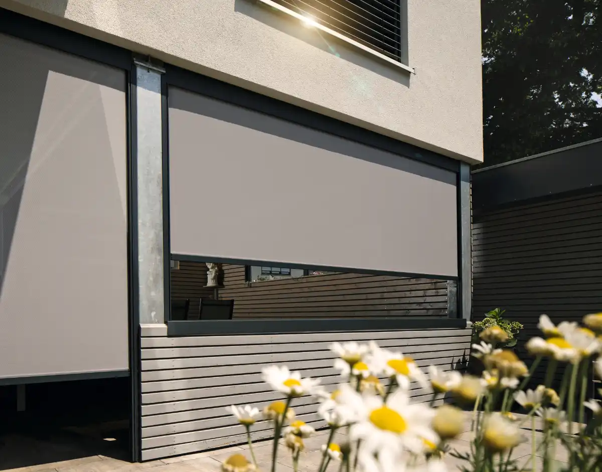 Moderne Außenbeschattung vor den Fenstern