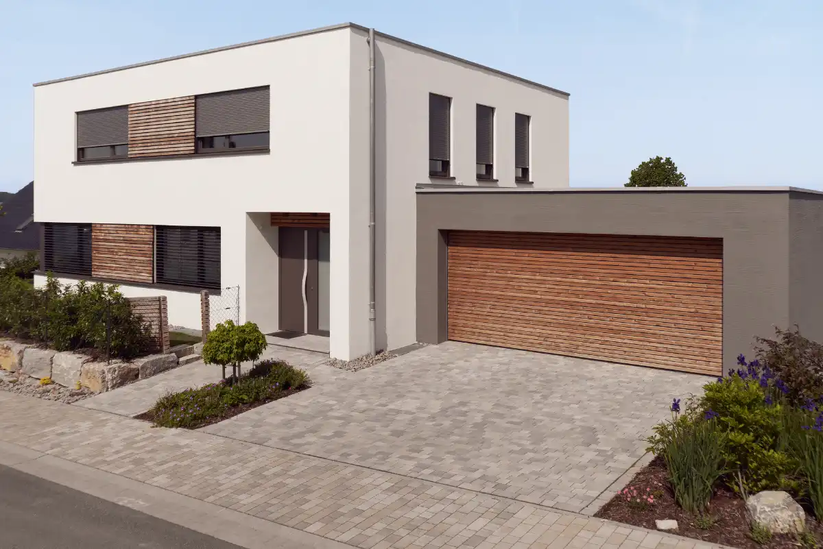 Dunkle Rollläden mit unterschiedlichen Maßen