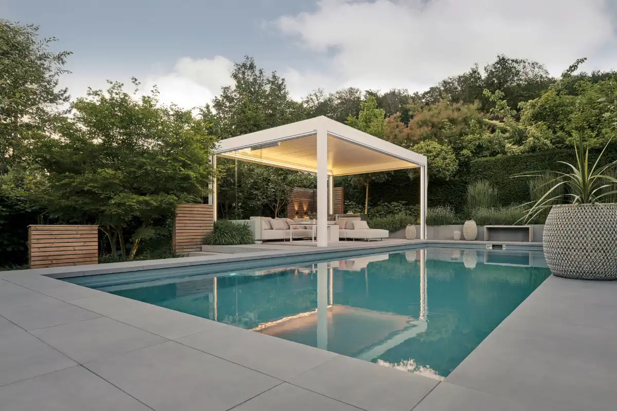 Weißes Lamellendach als Sonnenschutz über einer Sitzecke