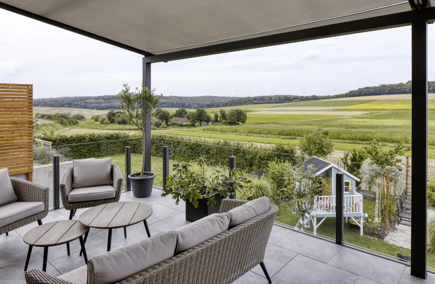 Moderne Terrasse mit Blick auf die fränkische Landschaft