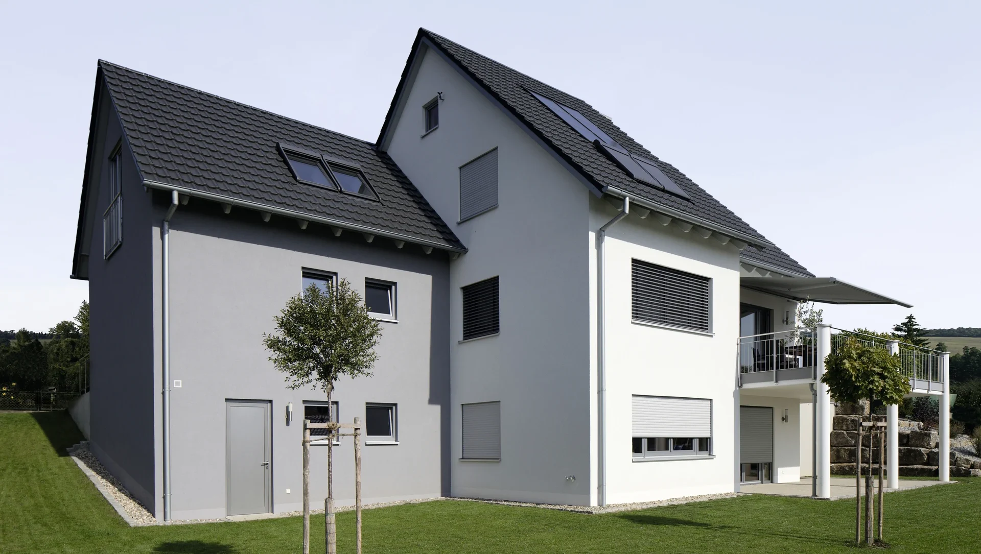 Modernes Einfamilienhaus mit Solaranlage und Garten