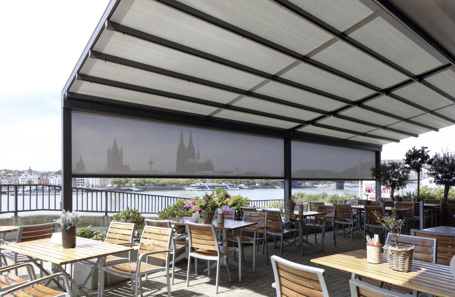 Überdachte Terrasse mit Blick auf den Rhein in Köln