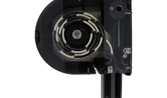 Nahaufnahme eines transparenten Gehäuses mit einer Spule und mechanischen Komponenten