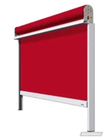 Rote Markise mit weißem Rahmen