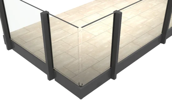 Moderne Glasbalustrade auf gefliester Terrasse