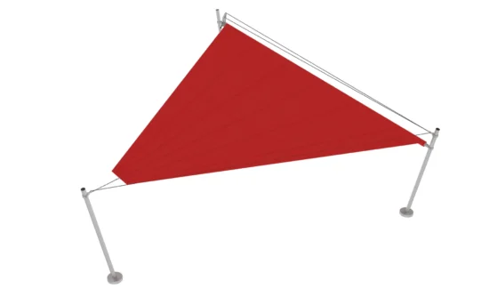 Rotes dreieckiges Sonnensegel mit Metallgestänge
