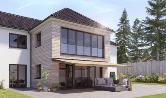 Modernes Holzhaus mit Sonnenschutz und Gartenmöbeln