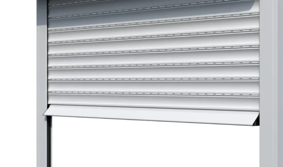 Moderner elektrischer Rollladen in geschlossenem Zustand