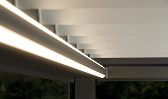 Moderne LED-Beleuchtung unter einer Pergola mit stilvollem Design