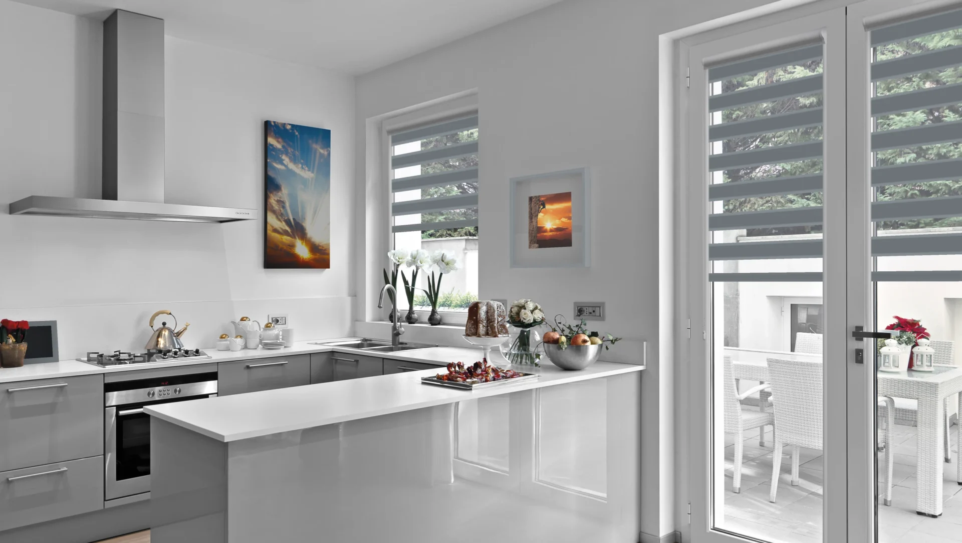 Moderne Küche mit großer Tür und Fenster