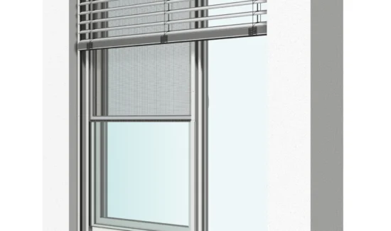 Moderne Fenster mit Jalousien in einem weißen Rahmen