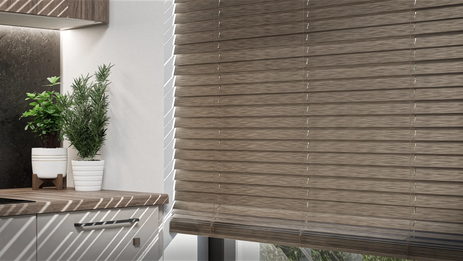 Nahaufnahme von modernen Holzjalousien am Fenster