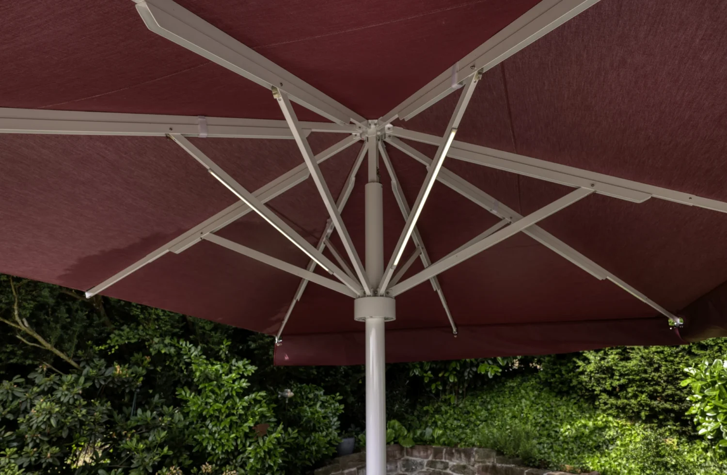 Großer roter Sonnenschirm im Garten