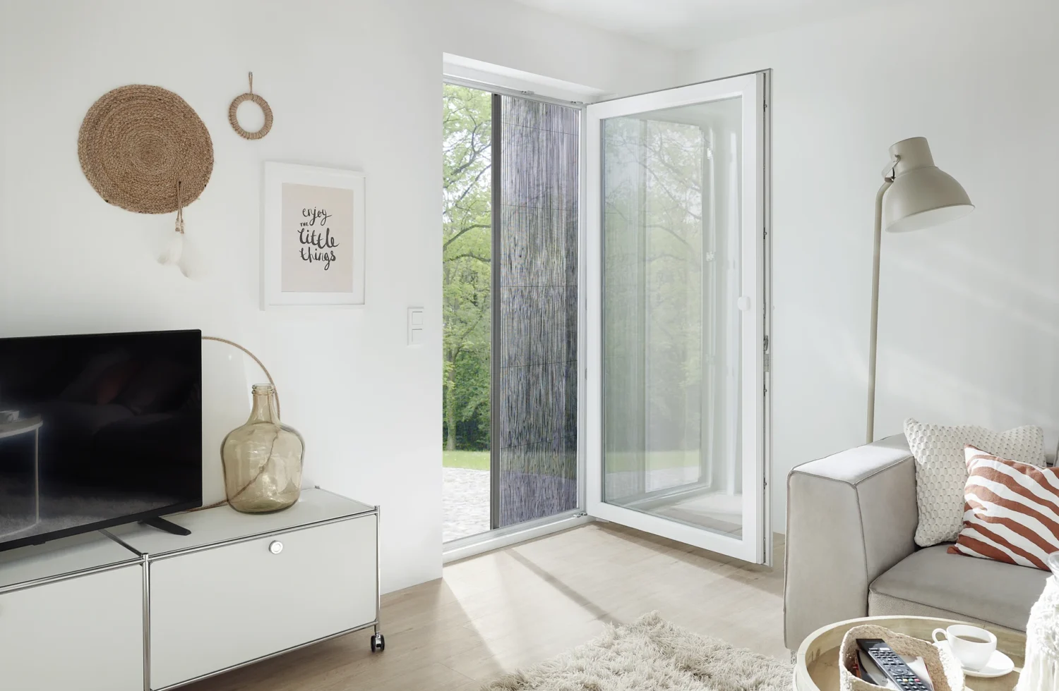 Modernes Wohnzimmer mit offenem Fenster und stilvoller Einrichtung