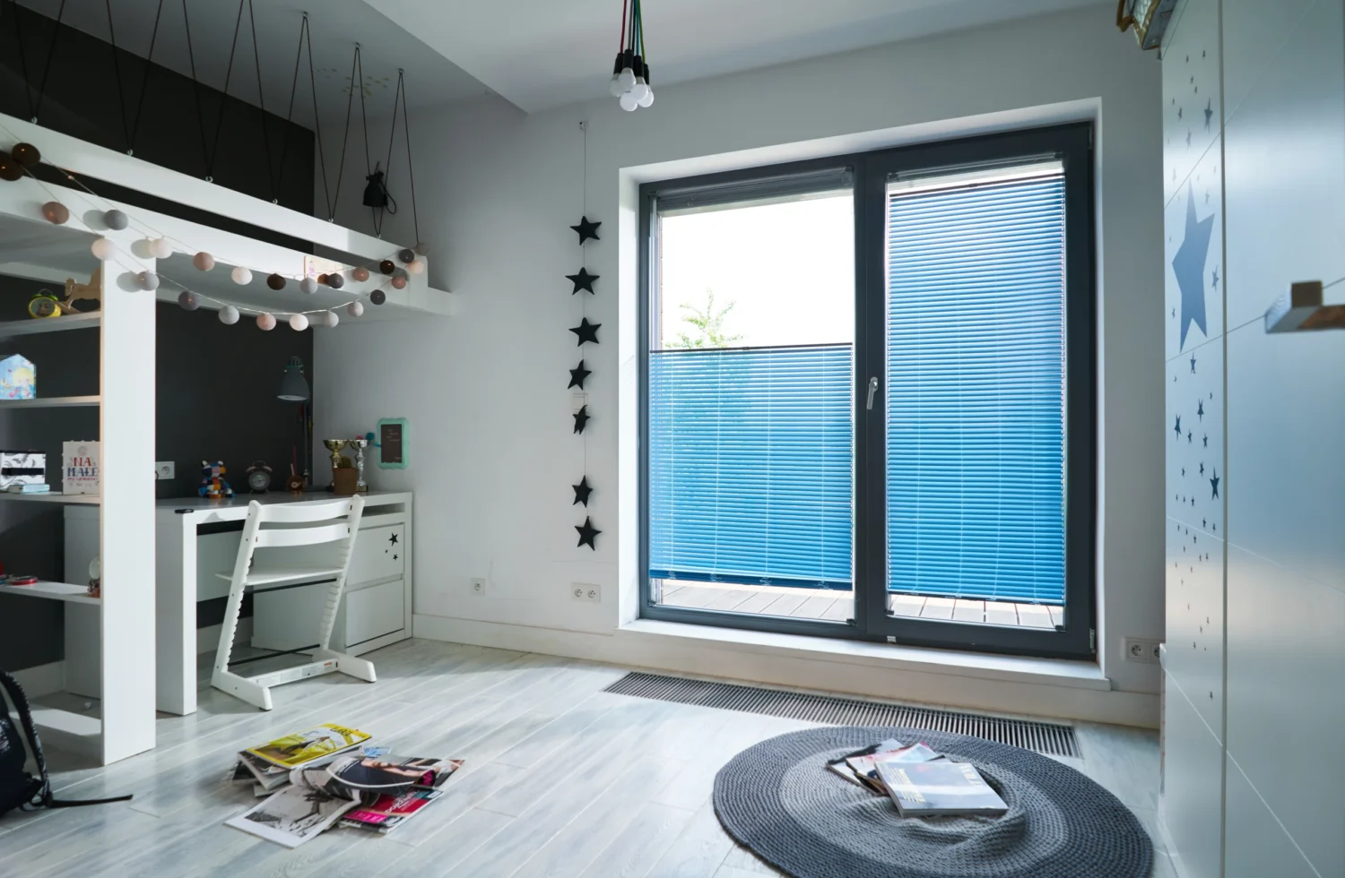 Helles Kinderzimmer mit farbiger Alu-Jalousie