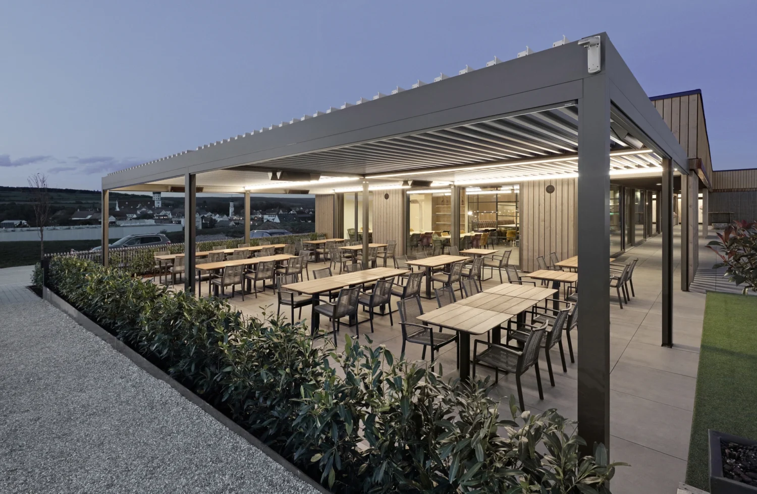 Moderne Terrasse mit Sitzgelegenheiten bei Abenddämmerung